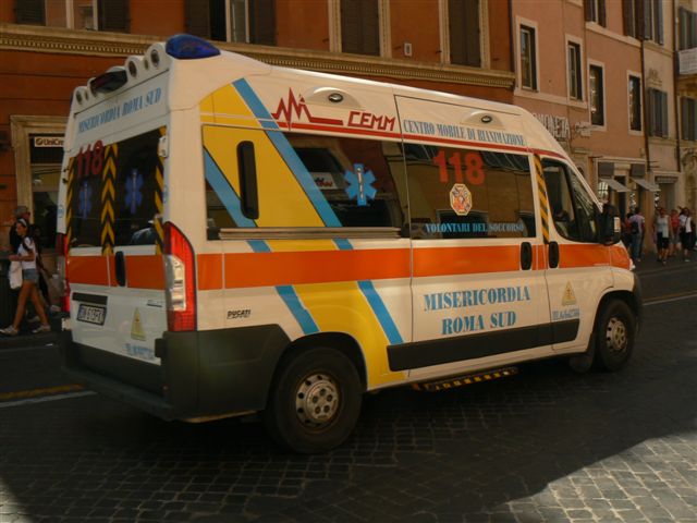 Ambulances à Rome P1040710