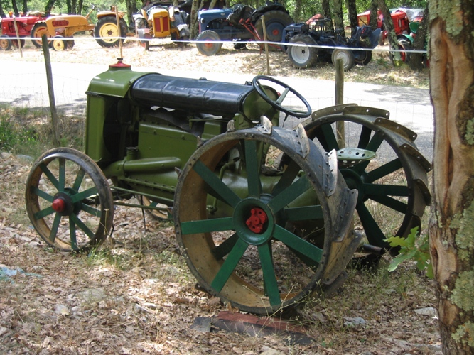 Des tracteurs qui en ont vu de toutes les couleurs Montbo11