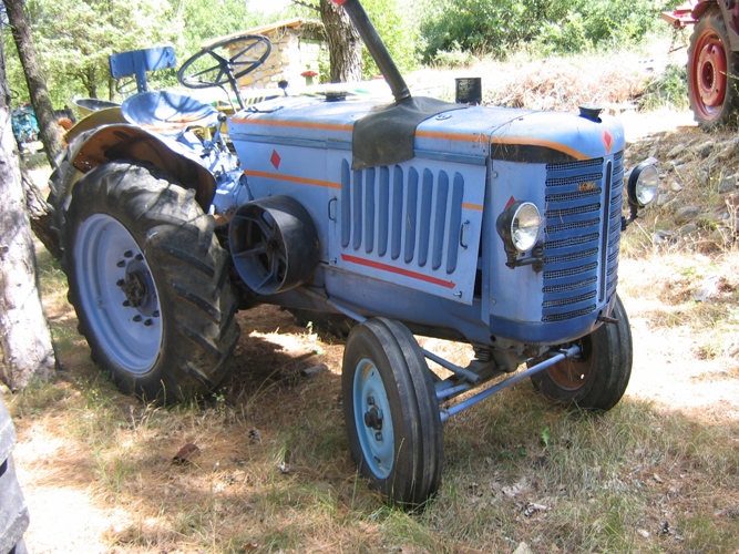 Des tracteurs qui en ont vu de toutes les couleurs Renaul11