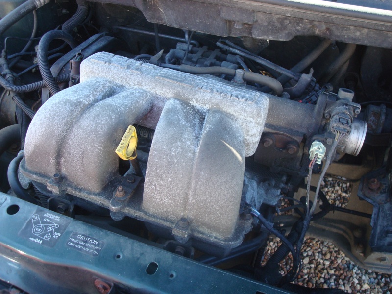 voici un "tuto remplacement de la courroie de distribution chrysler voyager 2.4 16v" Dsc05832