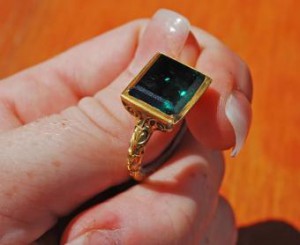 Buscadores de tesoros hallan un anillo de medio millón de dólares!!! Esmera10