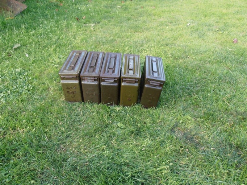De la ferraille : jerrycan + boîtes de munitions P6220110