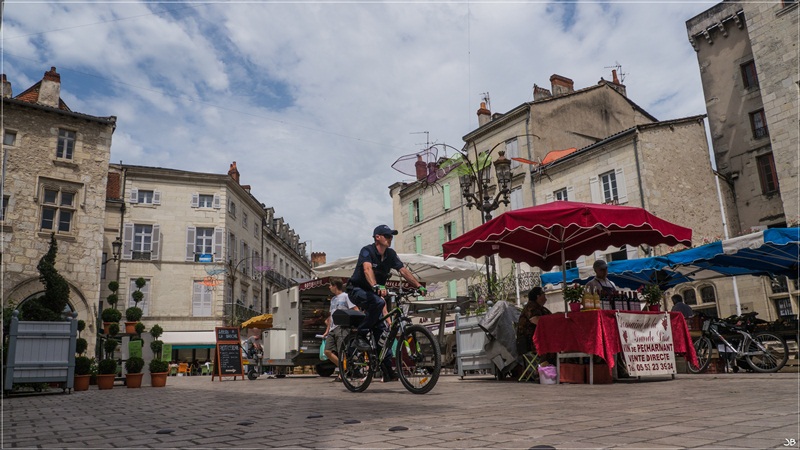 Le marché de Périgueux Lr4-1120