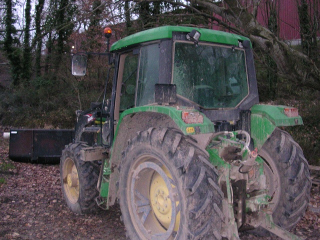 VENTE AUX ENCHERES le 1/08 TRACTEUR A BRAS JOHN DEERE 6210 AN 99 5000H 7500 € TTC Dscn6110