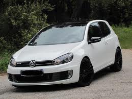 Toit noir sur voiture blanche Images13