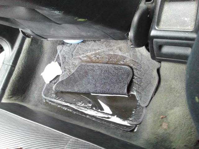 Ma 405 prend l'eau!!! cause: carrosserie ET rouille perforante dans le coffre 2012-020