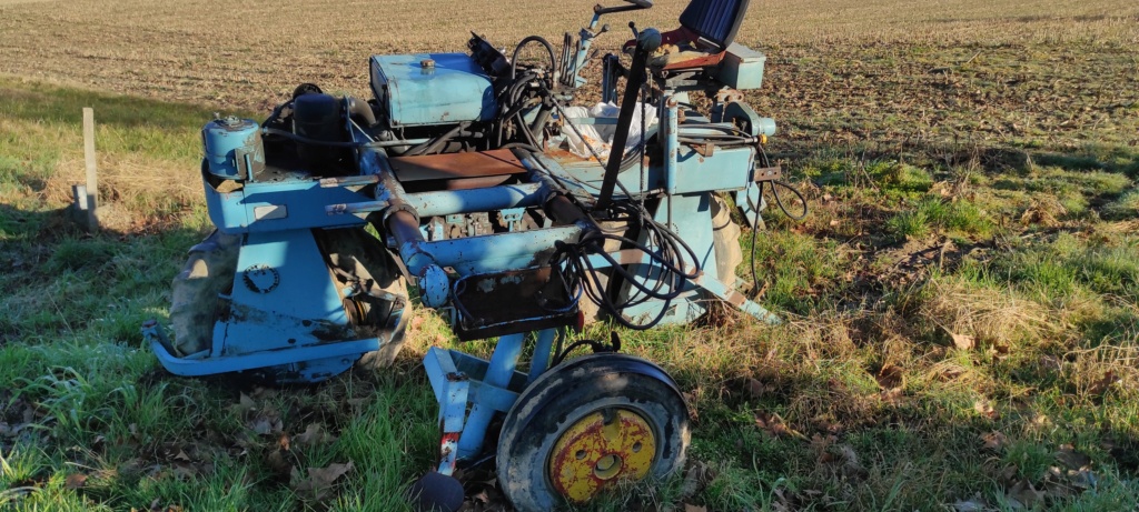 Un tracteur abandonné Img_2012