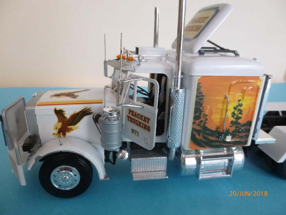 Peterbilt Canadian Hauler von Revell 1:25 gebaut von Millpet P1090619