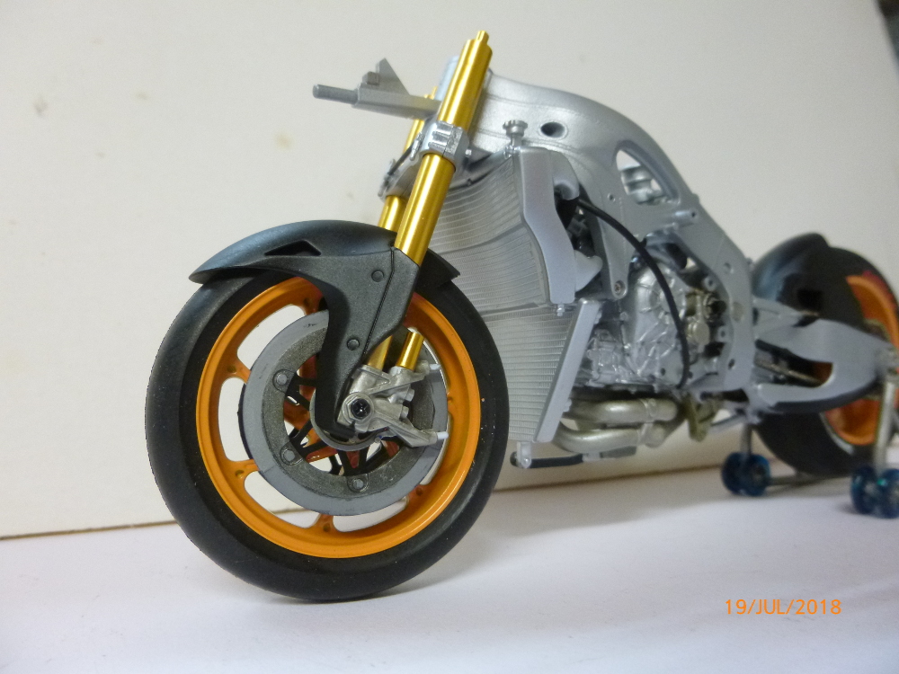 REPSOL Honda RC213V 14 Tamiya1:12 fertig gebaut von Millpet P1090855