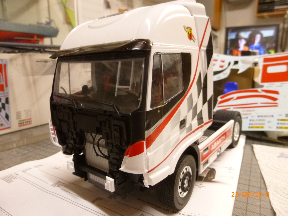 Iveco Hi-Way E5 mit Racing Trailer Italeri 1:24 gebaut von Millpet - Seite 2 P1110070