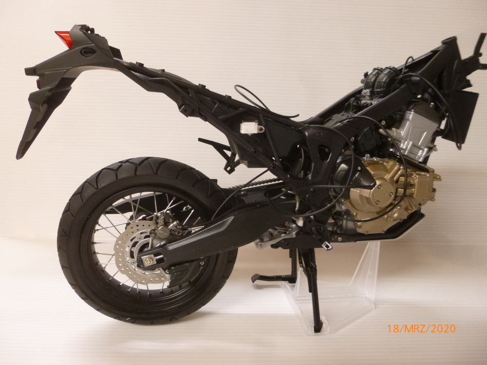 Honda CRF1000L Africa Twin Tamiya 1:6 geb. von Millpet - Seite 2 P1110566