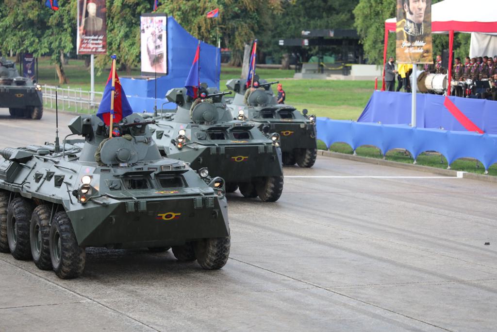 DESFILES MILITARES 3btr8010