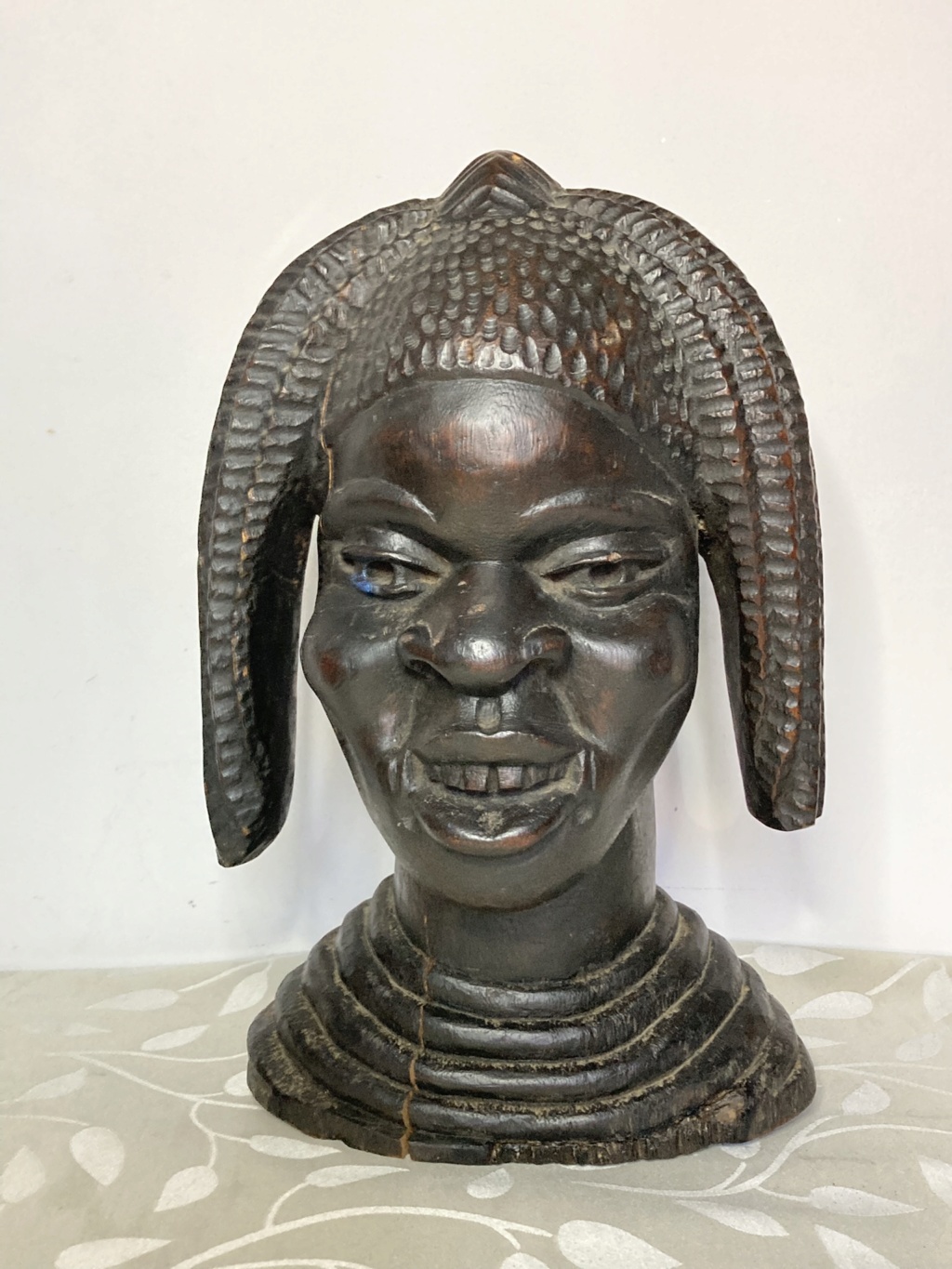 Sculpture africaine bois noirci - signature Img_2812