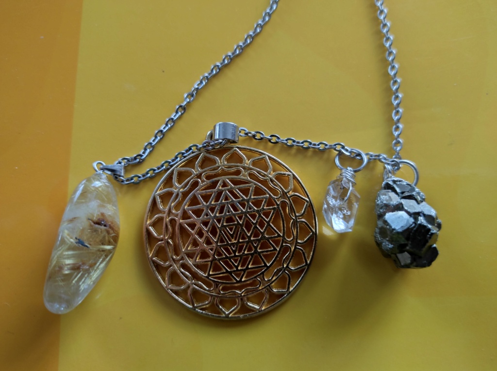 Pendentif Herkimer + Pyrite + Quartz Rutile + Sri Yantra - Page 2 Penden10