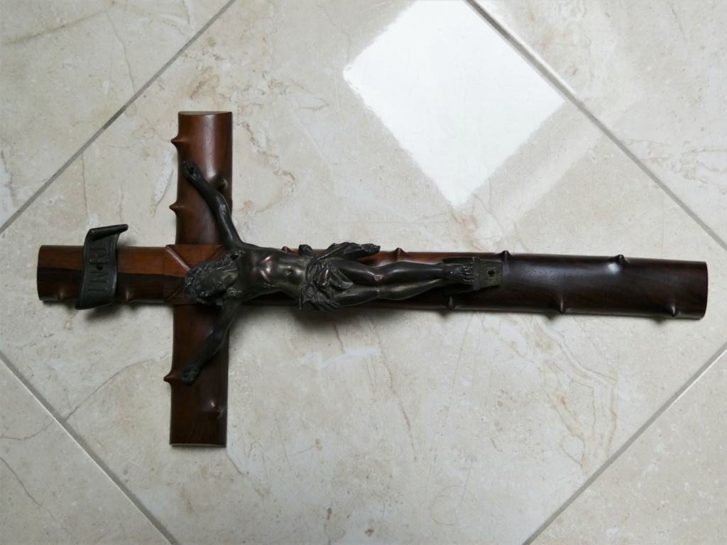 Grand crucifix bois forme d'épine. P1040910