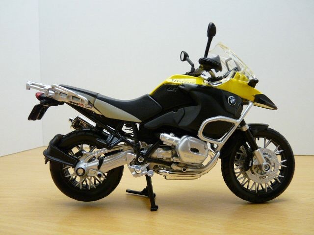 MOTOS.....1/12.........toutes marques...et 1/18 Bmw_f110