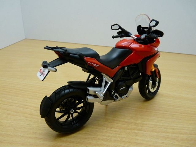 MOTOS.....1/12.........toutes marques...et 1/18 Ducati11