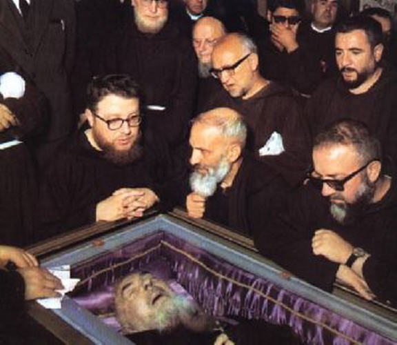 Tombe vide de Padre Pio dans les écrits d'AgnèsMarie