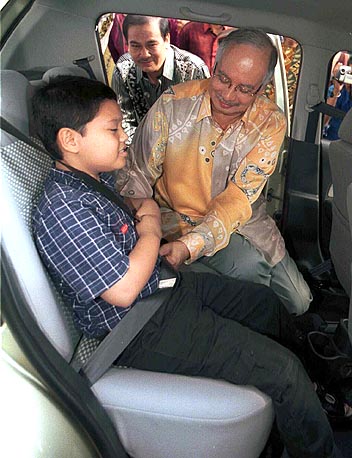 Wajib pakai tali pinggang jun 2008 Najib10