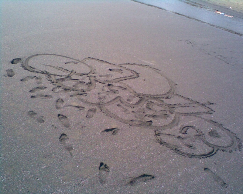 Graffiti on the beach! Photo011