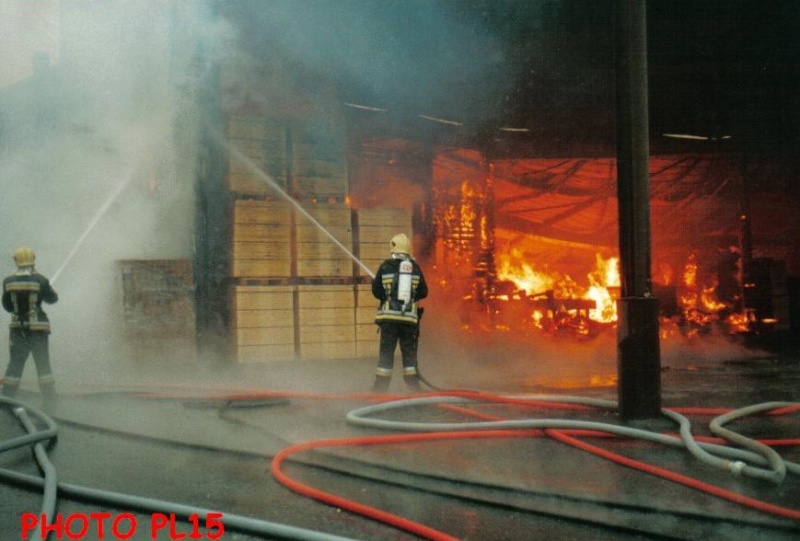 Incendie usine de palettes à Herve Battice le 25/12/2000 30210