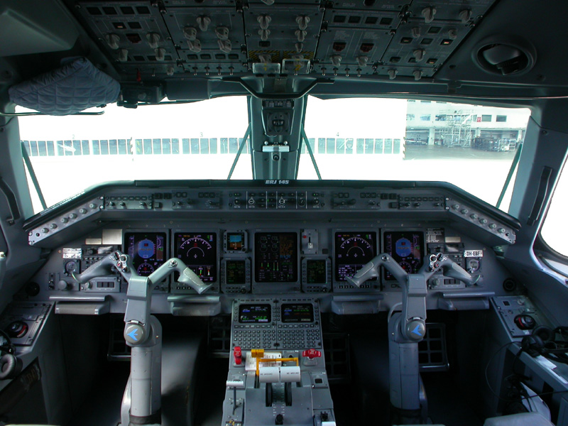 Cockpit/Intrieur d'un Embraer 145 Dscn4511