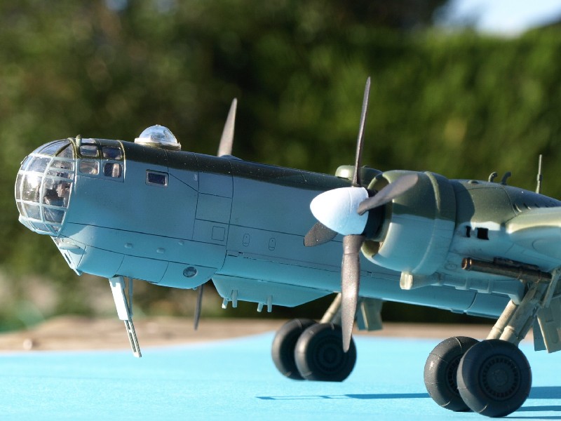 Heinkel He-177 A5 "Avé la cocarde" (revell) P1018210