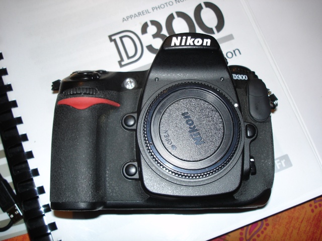 VENDU Nikon D300 boitier nu avec nombreux accessoires. 28112010