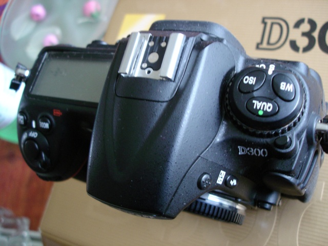 VENDU Nikon D300 boitier nu avec nombreux accessoires. 30112010