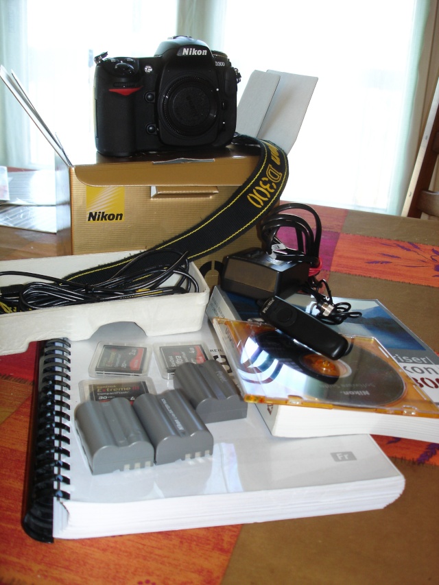 VENDU Nikon D300 boitier nu avec nombreux accessoires. D300-210