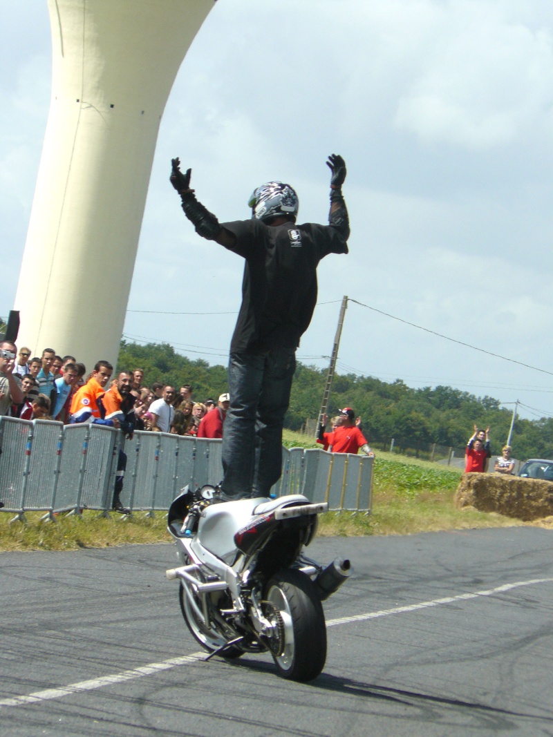 photo du show du team stuntmind à Villedieu la Blouerèle P1050510