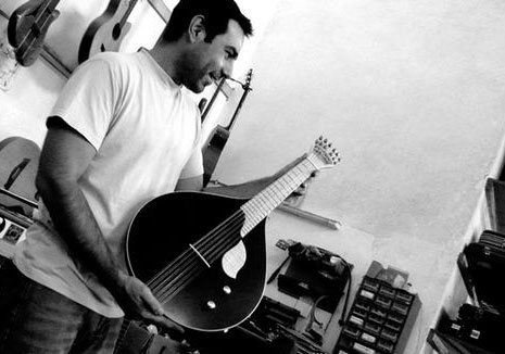 Msico portugus inventa guitarra mutante Guitar13