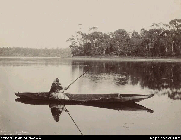 Australie 1907 : Kitty in her Canoe Kittyj11