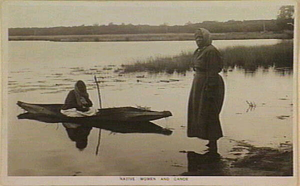 Australie 1907 : Kitty in her Canoe Kittyj12