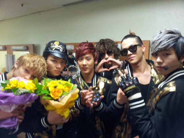 [03.02.2012] TEEN TOP gagne au K-Chart du Music Bank 41978210