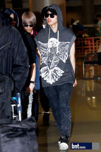 [09.04.2012] TEEN TOP à l'aéroport d'Incheon 52189310