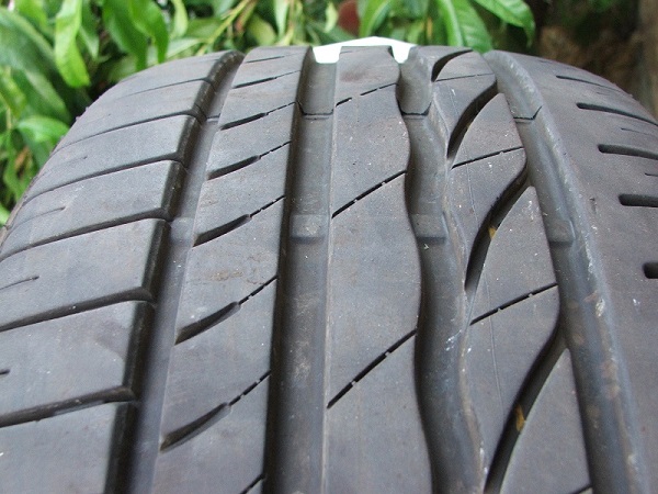 4 pneus 235/55R17 Bridgestone quasi neuf-petit prix Dscf5112