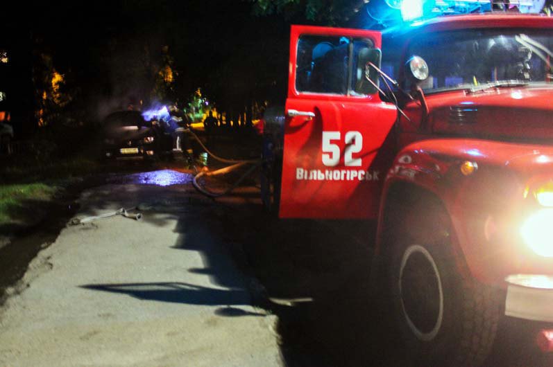В Вольногорске посреди улицы загорелось авто  5ec0e811