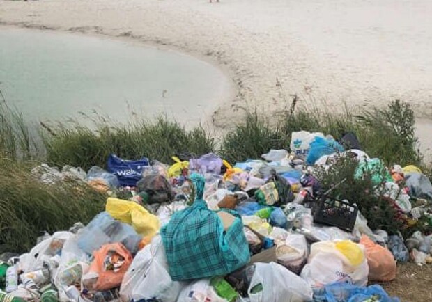 Стыд и срам: на украинских "Мальдивах" образовались свалки мусора 73_mai10