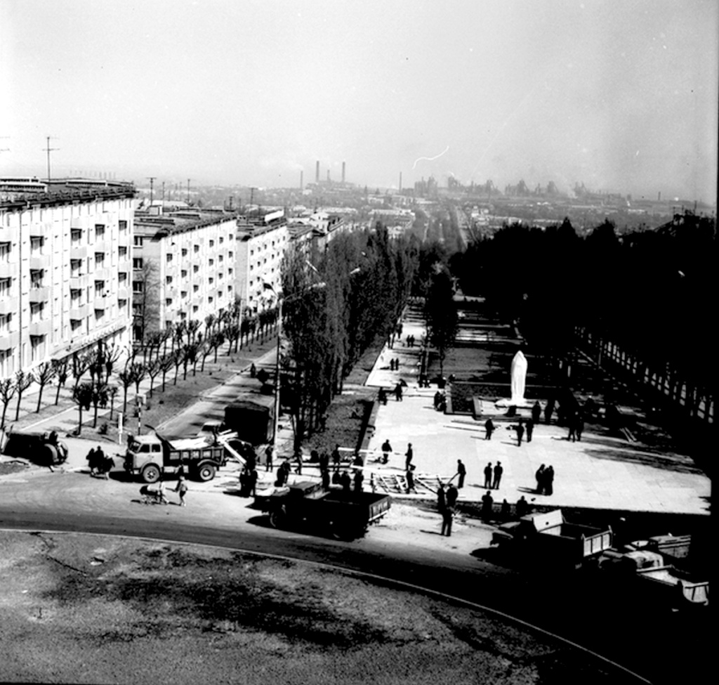 Из истории города Днепродзержинска: 8 мая 1976 г. открыли бюст Брежнева Foto_110