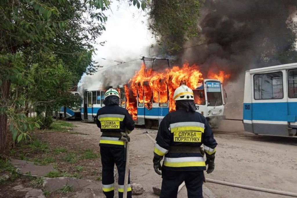 В Днепре сгорел вагон 19-го трамвая: пассажиры остались без документов и пакетов с продуктами Tr410