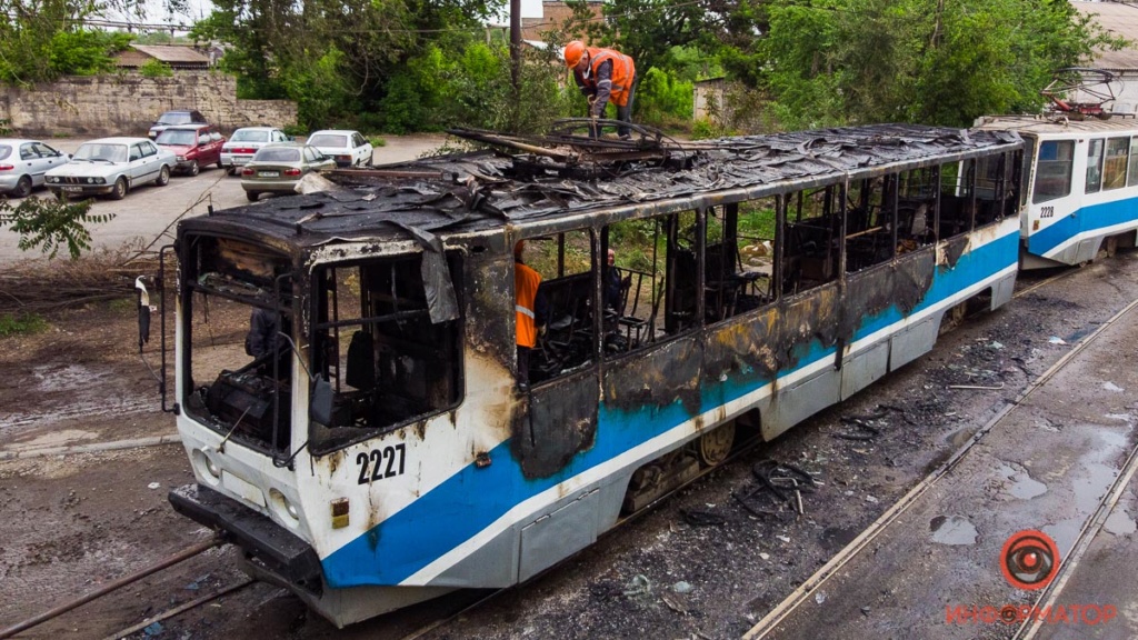 В Днепре сгорел вагон 19-го трамвая: пассажиры остались без документов и пакетов с продуктами V-dnep10