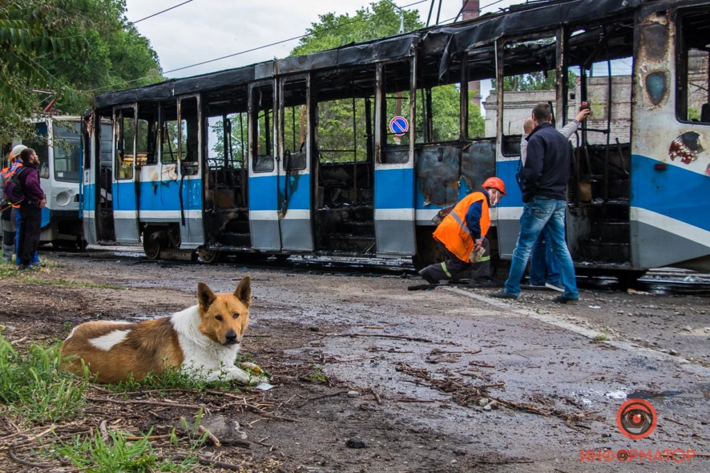 В Днепре сгорел вагон 19-го трамвая: пассажиры остались без документов и пакетов с продуктами V-dnep12