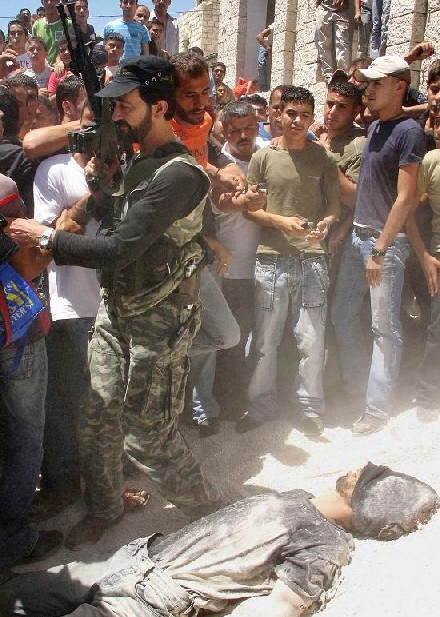 لحظة اعدام خائن فلسطيني بالصور ( ولاكن المفاجأه بالداخل مع ام الخائن ) 210
