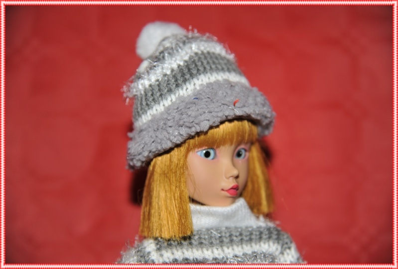 Candice en tenue de Noël page 3 bottines tricotées et bonnet made in zabeille Candic12