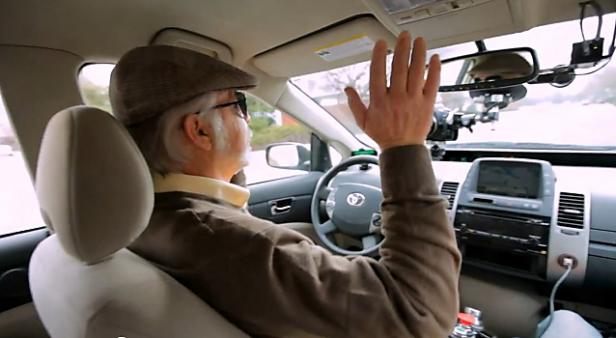 Un homme aveugle se laisse conduire par la voiture autonome de Google Articl11