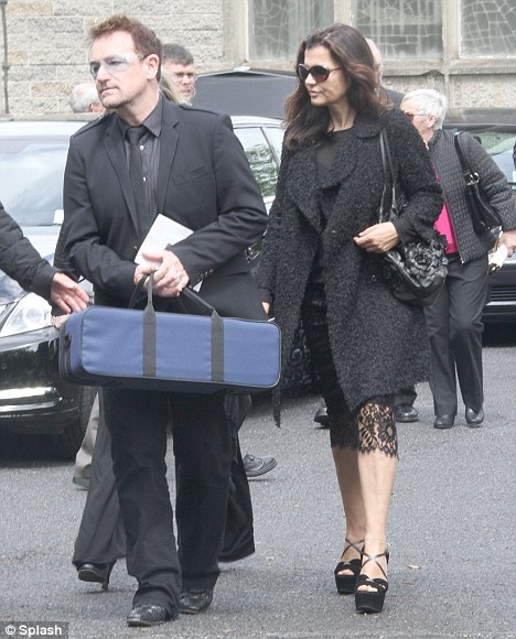 Todos los U2 dieron su apoyo a Edge en el funeral de su madre  Articl10