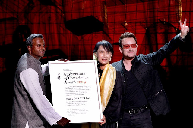 Bono, Aung San Suu Kyi y un día histórico en Dublín.-ELECTRIC BURMA Assk-b10