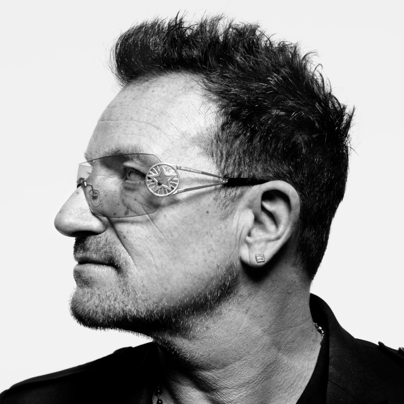 Bono y su retrato a lápiz del catalán Ambro Jordi.- ESPECTACULAR Bono_h11