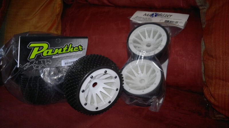 Des pneus plus large sur leur buggy 1/8 3.2" au lieu de 2.2" sans colle 20012012